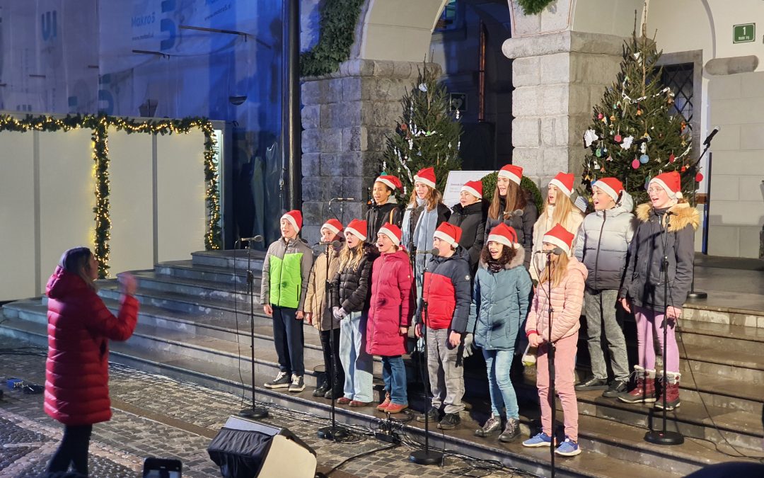 Nastop otroškega in mladinskega pevskega zbora pred mestno hišo